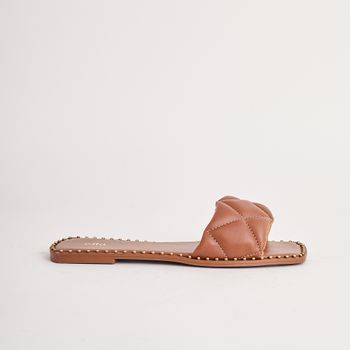 Rasteira mini tachas matelassê - CARAMELO