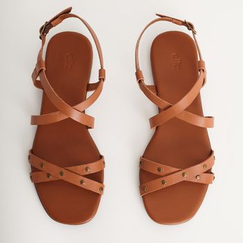 Rasteira em couro com tachas - CARAMELO