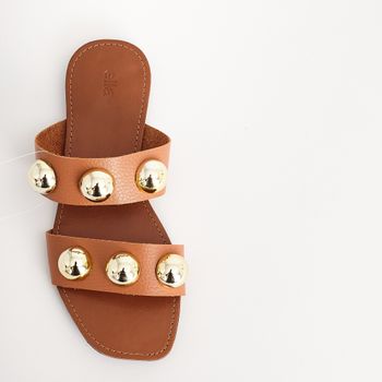 Rasteira com tachas - CARAMELO